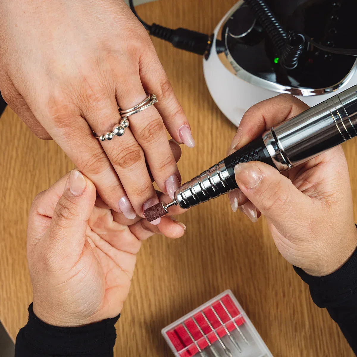 Nærbillede af detaljer på Nail Pro elektrisk neglefil med 6 bits