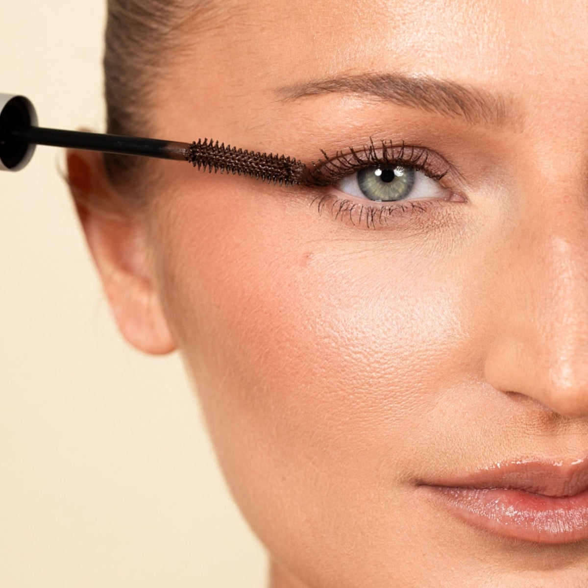 MASCARA VOLUME & CURL (WITH EYELASH SERUM)