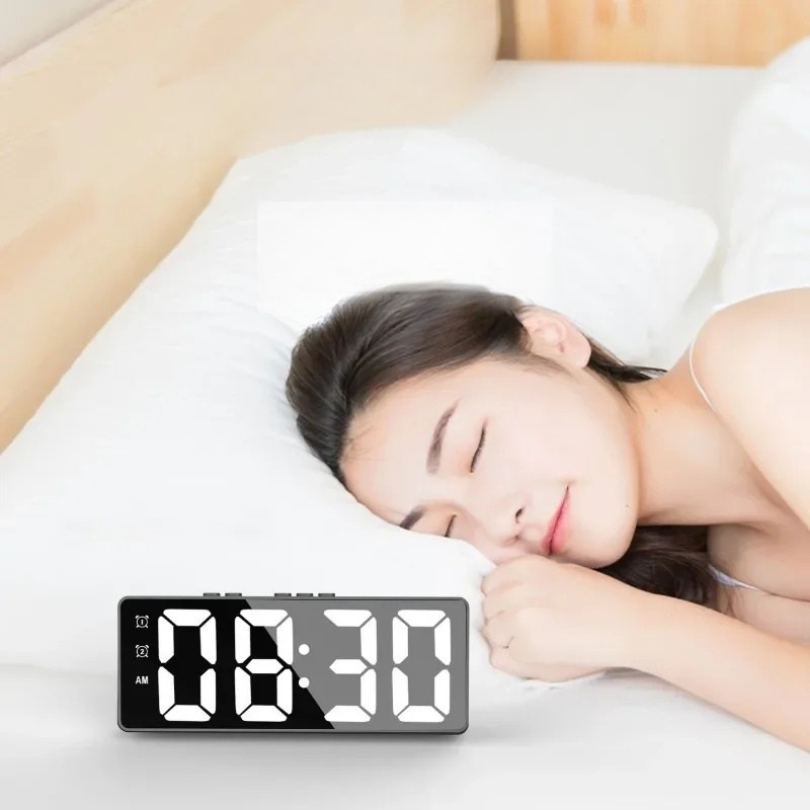 AlarmClock: LED Display Minimalistisk Stil Digital Alarmur