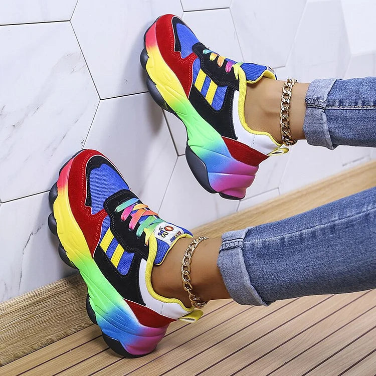 Nærbillede af detaljer på Mille regnbue-sneakers med polstret sål