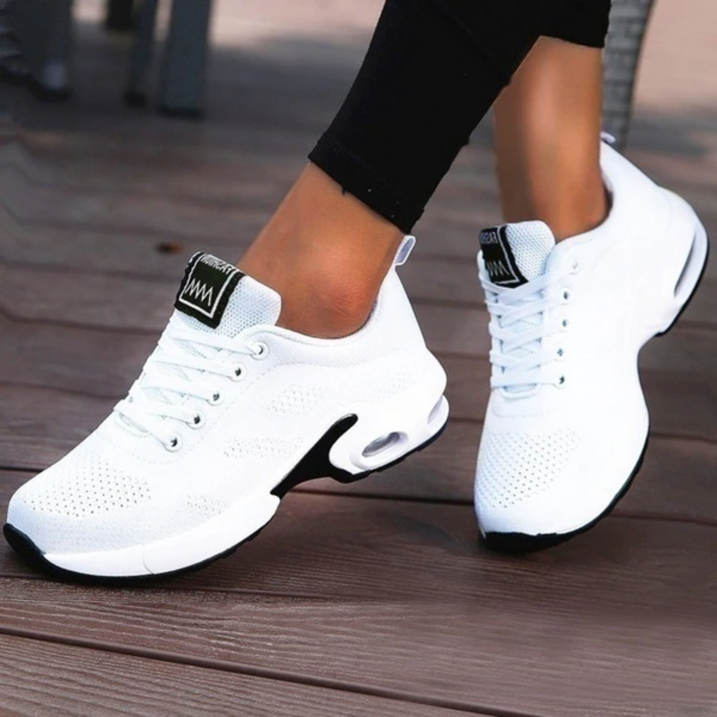 Yrsa sneakers med luftpolstret sål vist med tilbehør eller pakkeindhold