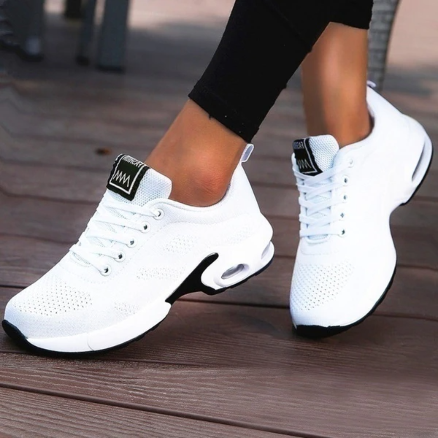 Yrsa sneakers med luftpolstret sål vist med tilbehør eller pakkeindhold