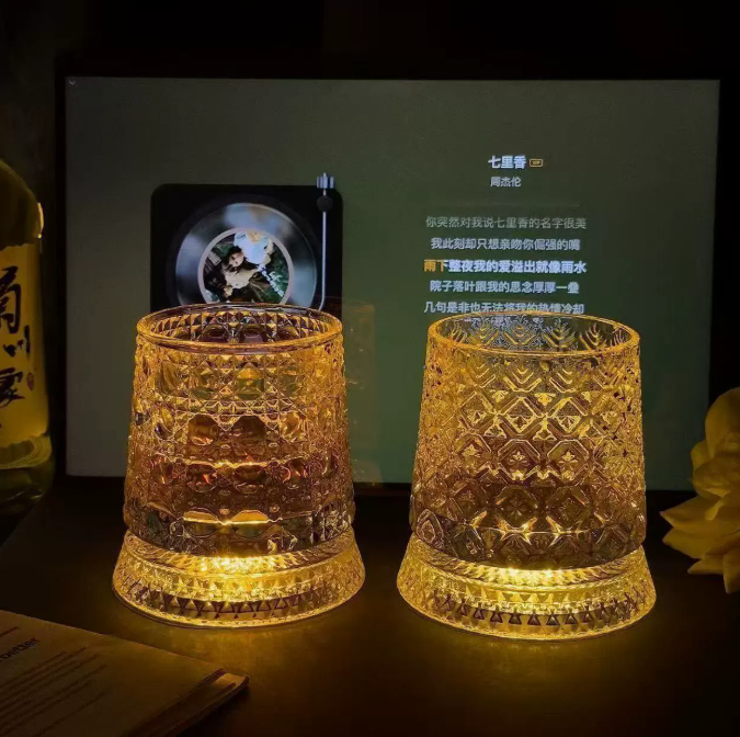 Roterende whiskyglas med LED og fod