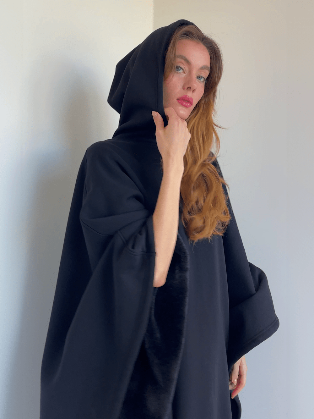 Vægtet hættejakke med oversized pasform og blødt inderfor