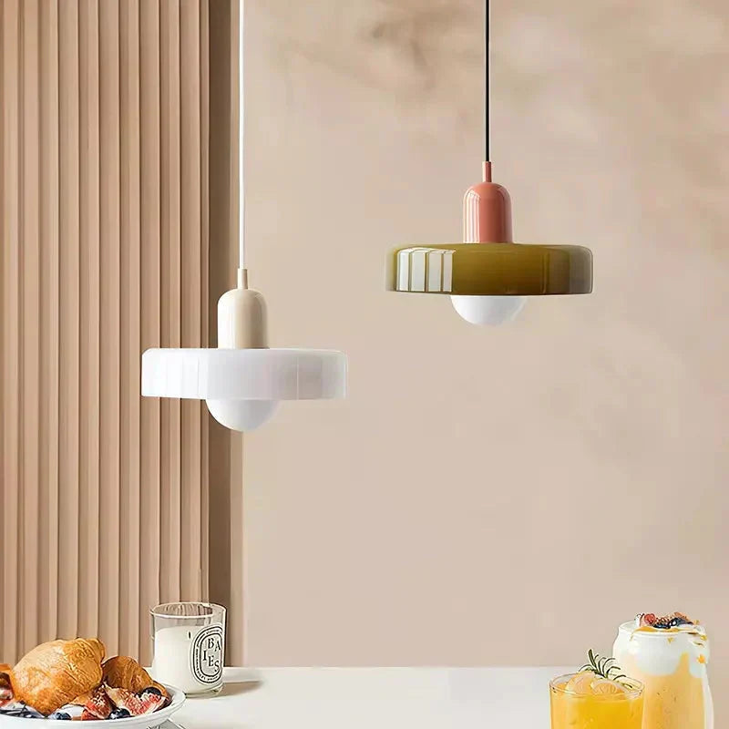 Bauhaus-pendel i farvet glas – design