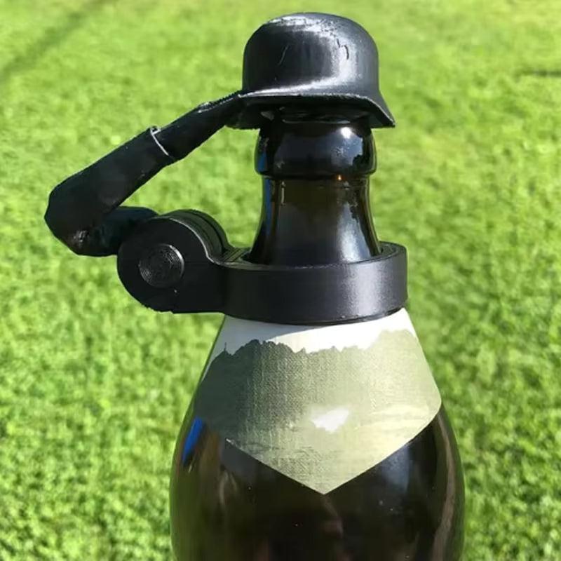 Globetrek° BottleCover 1+1 GRATIS - Genanvendelig Unik Soldat Hilsen Design Flaskeprop Dæksel