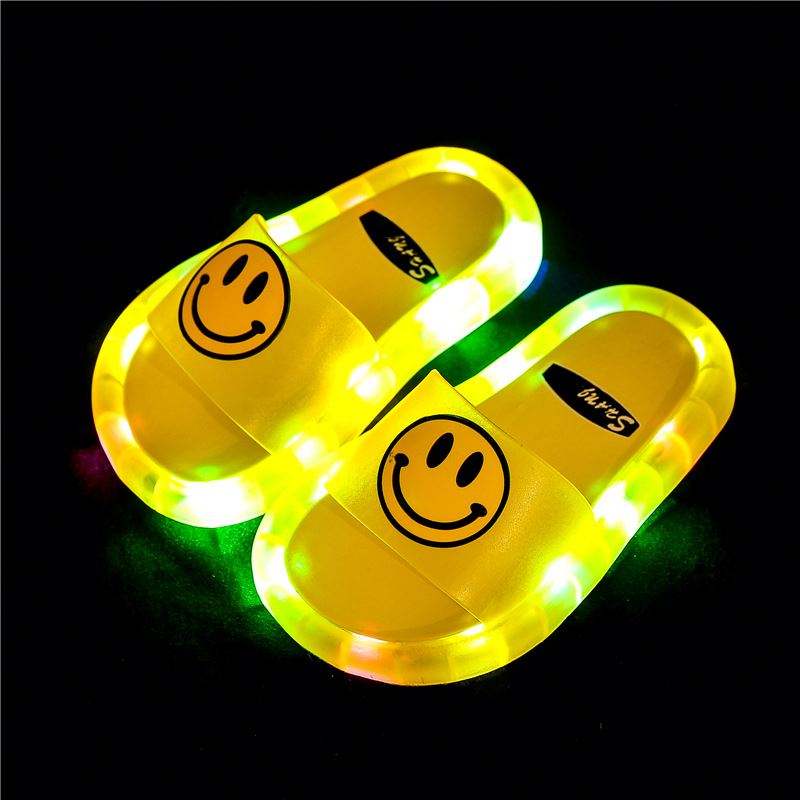 Kletshuts™ GlowSlippers 1+1 GRATIS: LED Sutsko Med Farveskiftende Lys Til Børn Hjemmesko