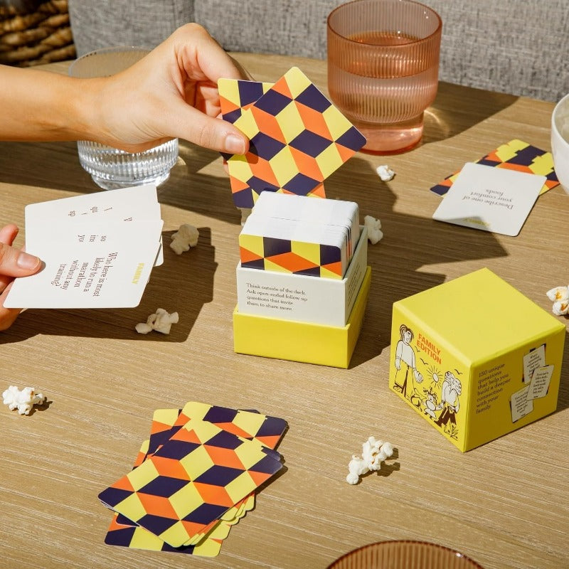 Kletshuts™ CardGame: Sjovt Og Engagerende Familiekortspil Til Alle Aldre