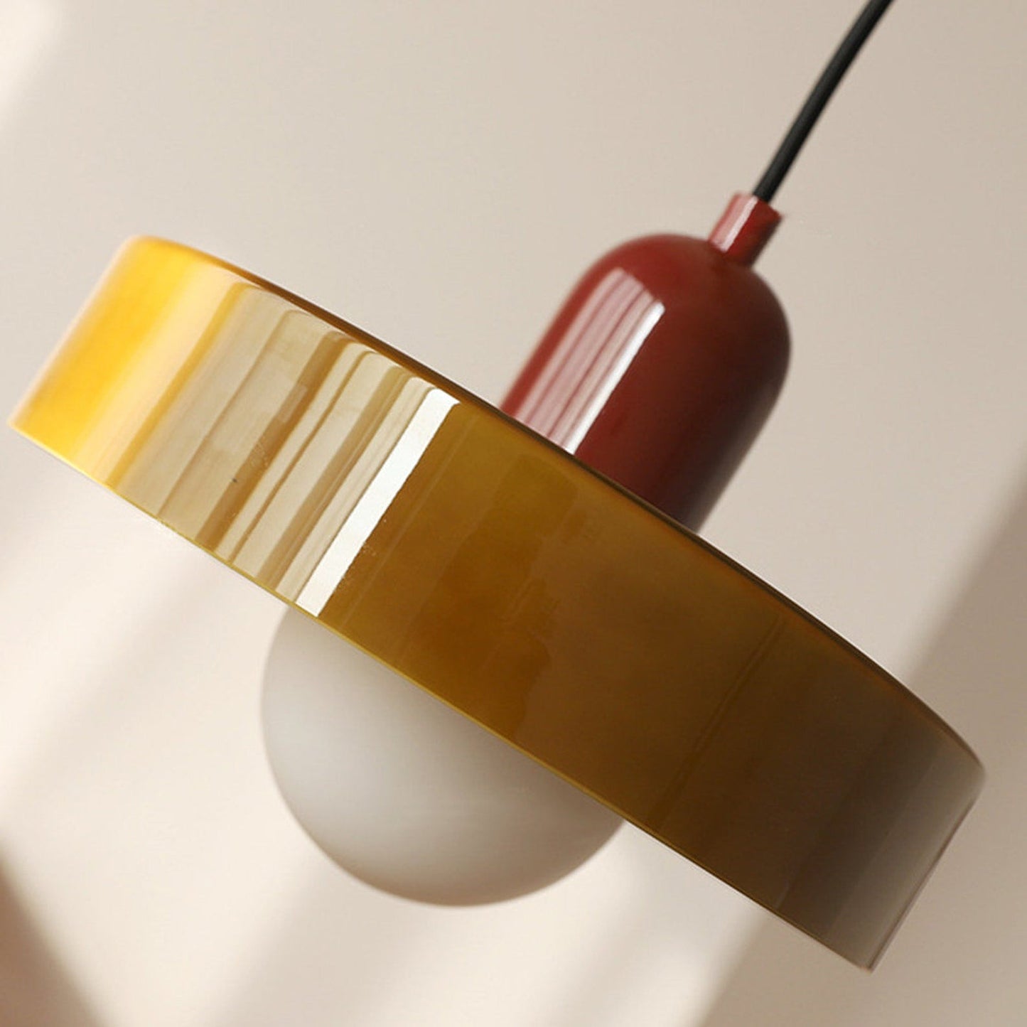 Bauhaus-pendel i farvet glas – design