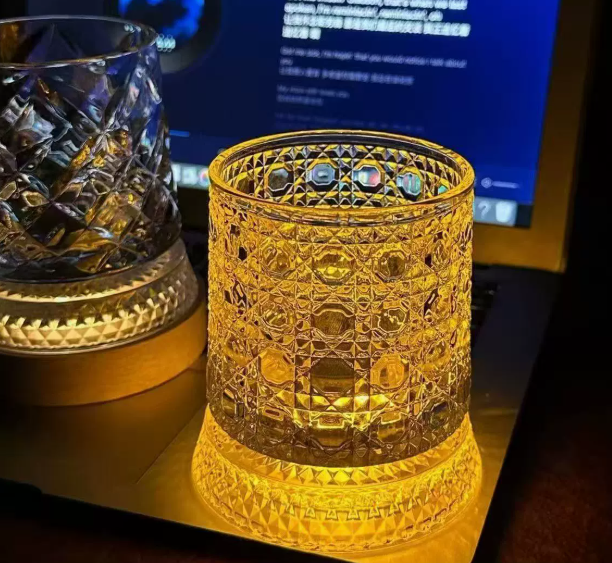 Roterende whiskyglas med LED og fod