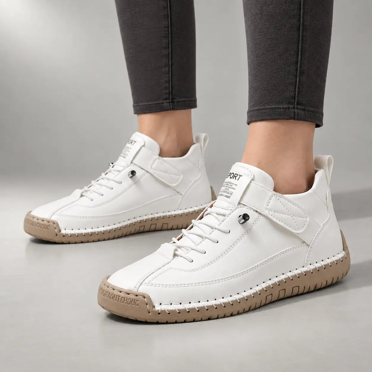 Ortopædiske gåsneakers til damer med bred tåboks og elastiske snørebånd