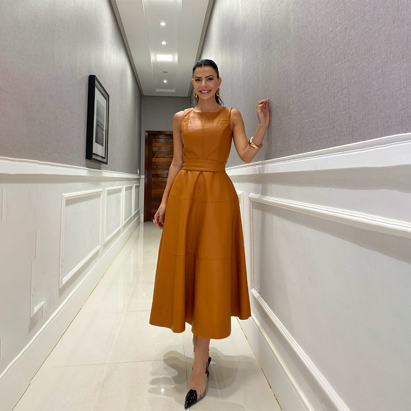 Icone™ LuxeDress: Elegant Luksuriøs Kvindekjole Uden Ærmer I Mellemlængde