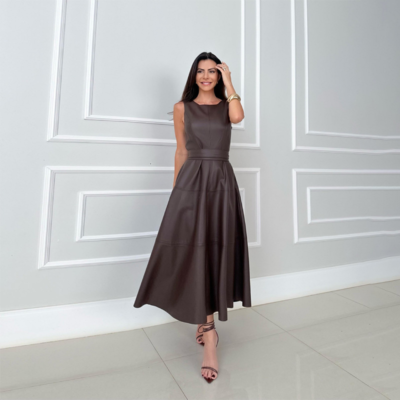 Icone™ LuxeDress: Elegant Luksuriøs Kvindekjole Uden Ærmer I Mellemlængde