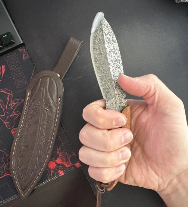 Globetrek° FeatherKnife: Unik Fjerinspireret Design Kompakt Kniv